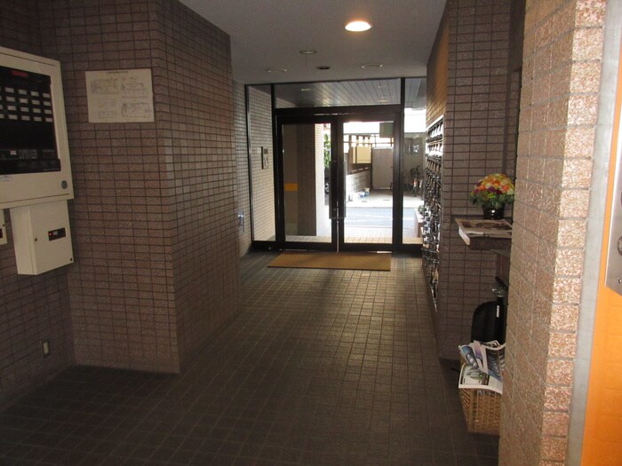 物件外観写真3　(エントランス部分)