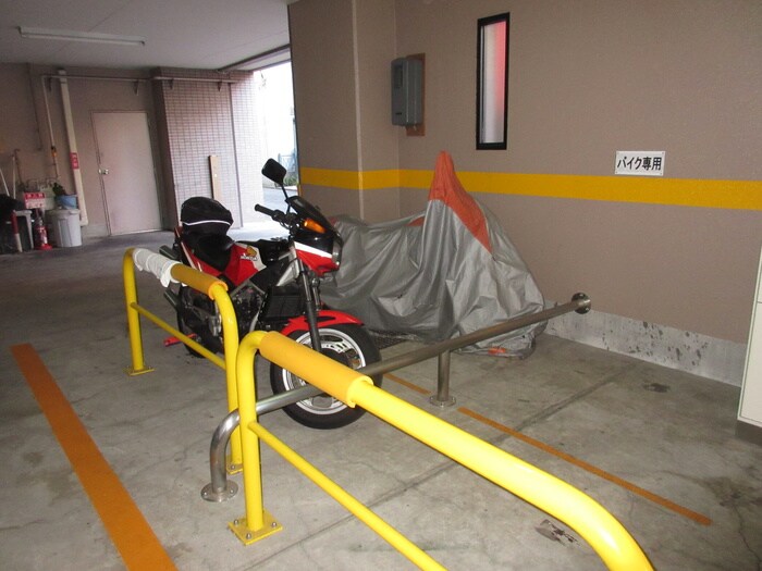 物件外観写真6　(バイク置き場)