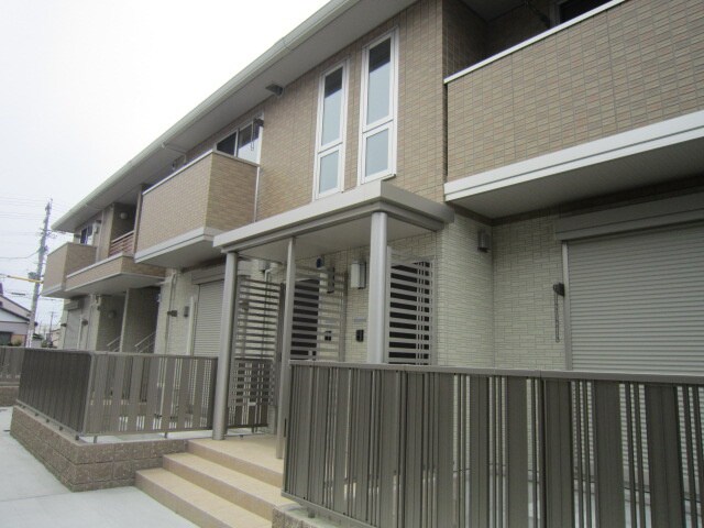 物件外観写真2　(エントランス部分)