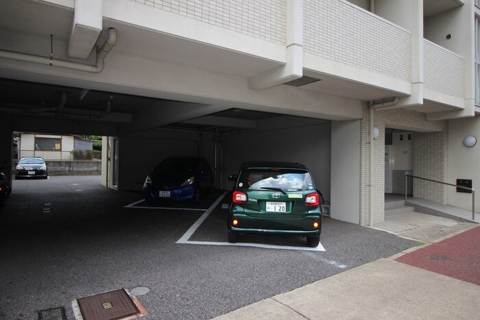 物件外観写真2　(駐車場)