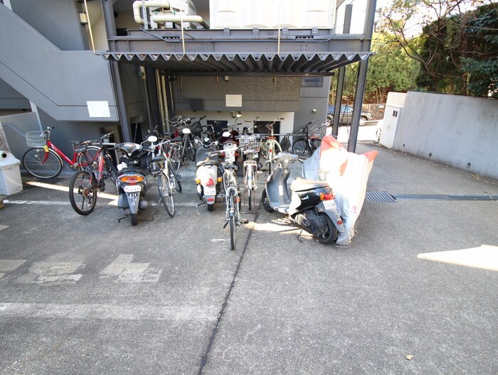 物件外観写真3　(駐輪場)