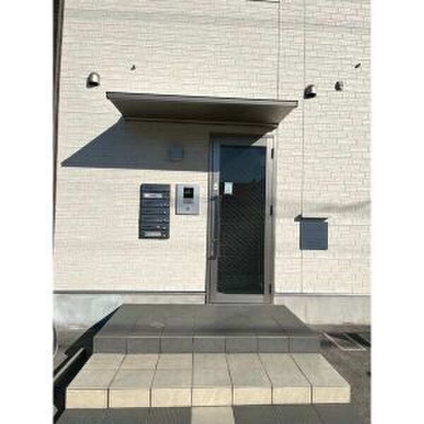 物件外観写真2　(エントランス部分)