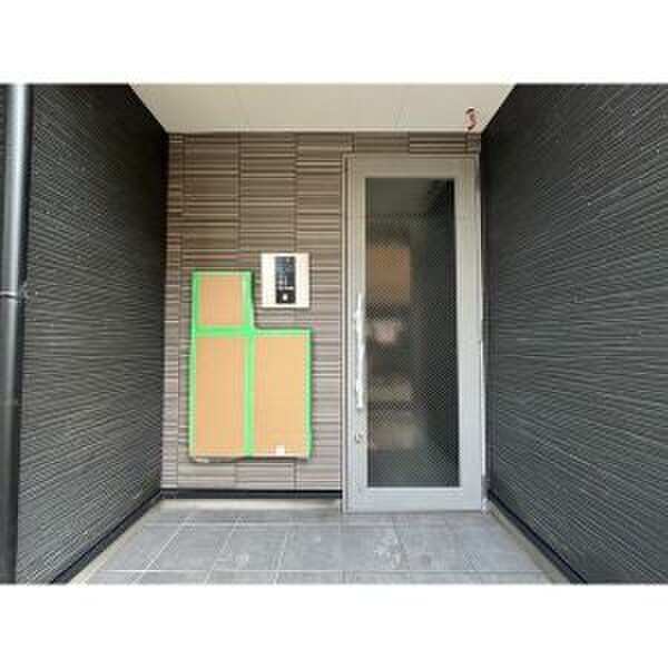 物件外観写真2　(エントランス部分)