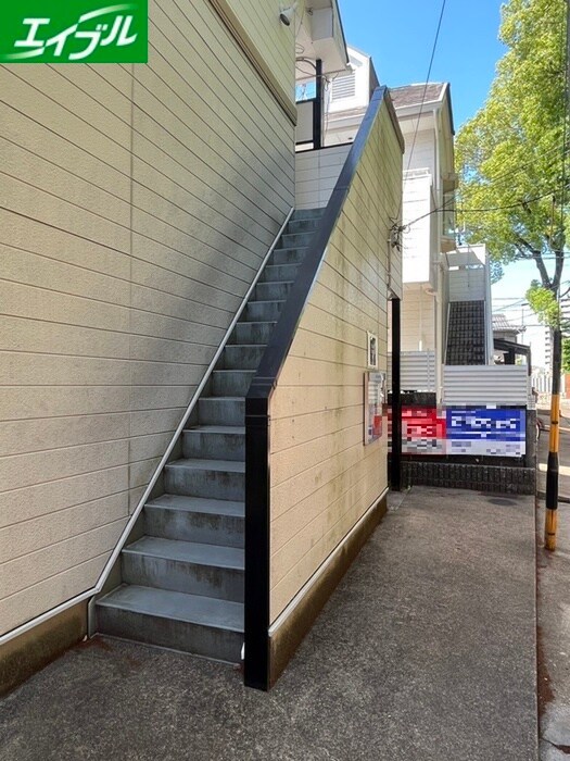 物件外観写真3　(エントランス部分)