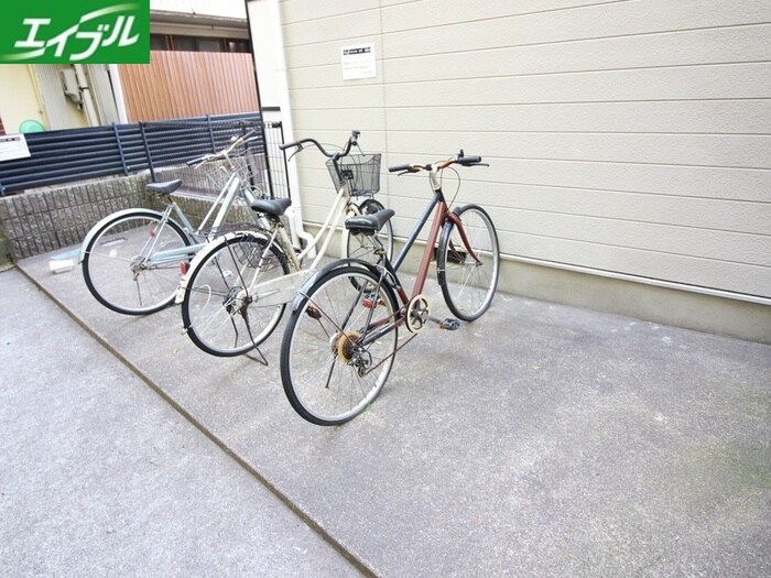 物件外観写真4　(駐輪場)