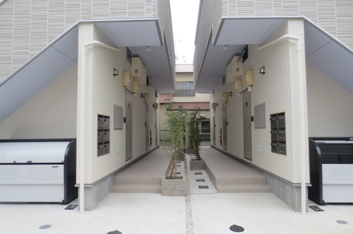 物件外観写真6　(エントランス部分)