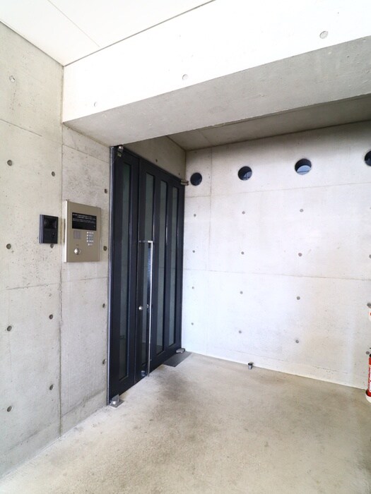 物件外観写真3　(エントランス部分)