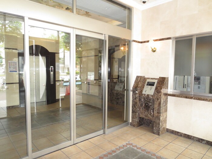 物件外観写真3　(エントランス部分)