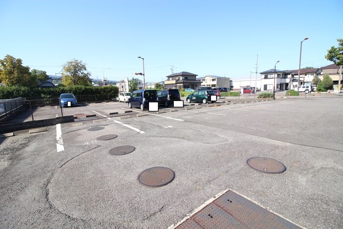 物件外観写真2　(駐車場)