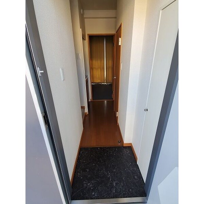 物件内観写真1　(玄関)