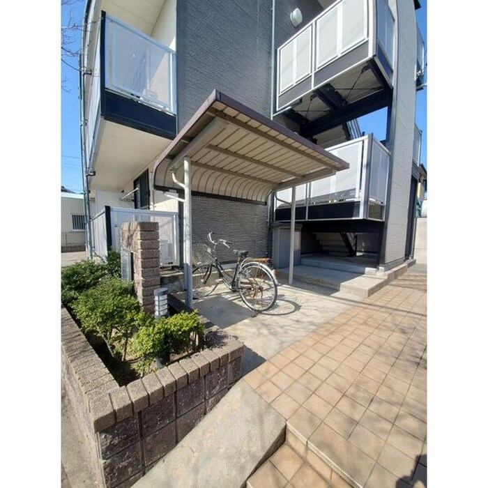 物件外観写真4　(駐輪場)