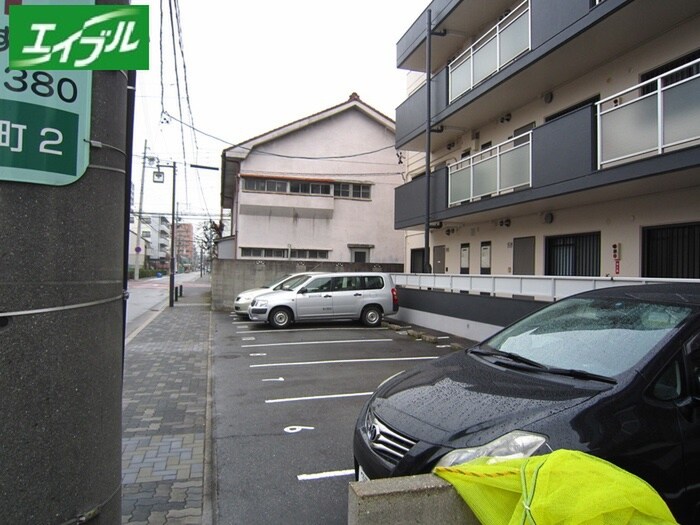 物件外観写真5　(駐車場)