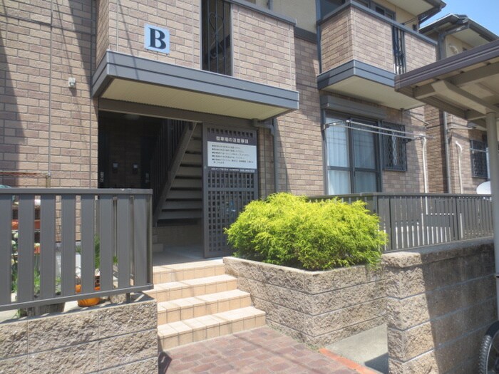 物件外観写真3　(エントランス部分)