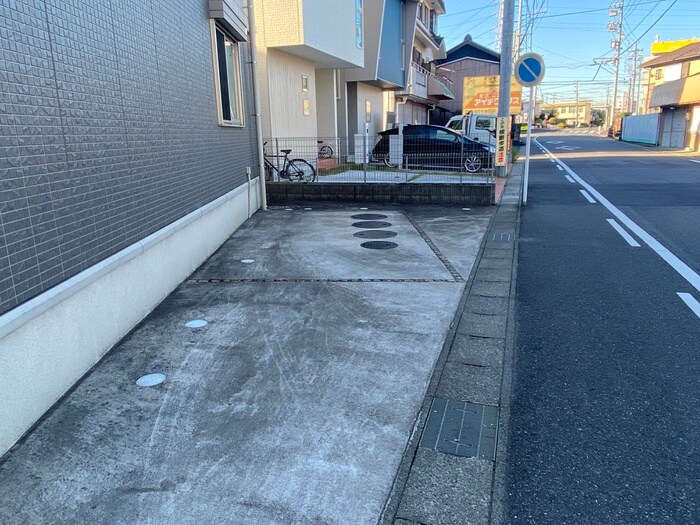 物件外観写真4　(駐車場)