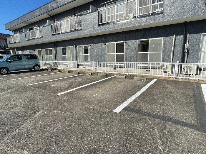 物件外観写真5　(駐車場)