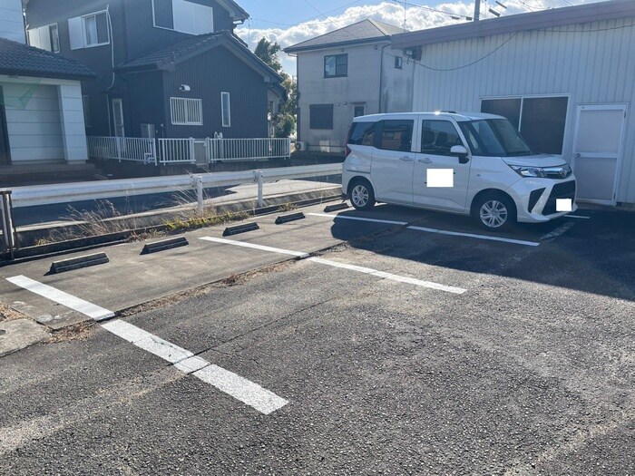 物件外観写真6　(駐車場)