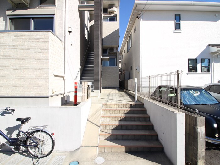 物件外観写真3　(エントランス部分)