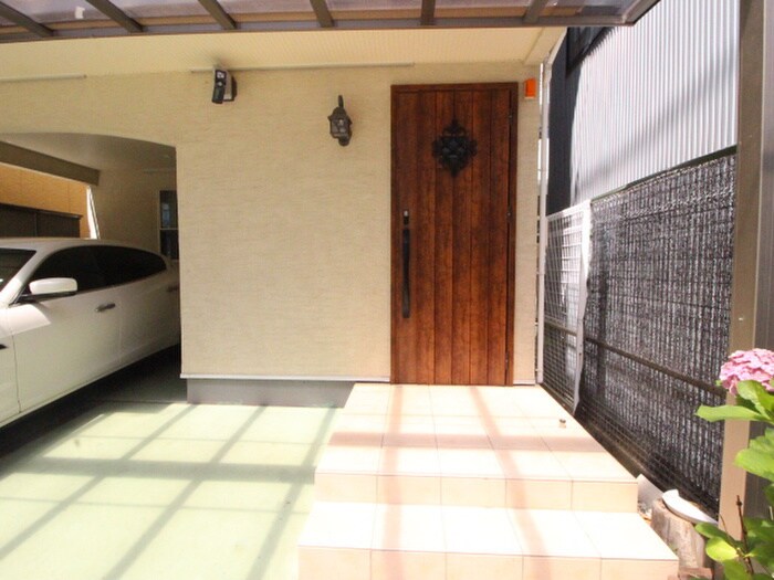 物件外観写真2　(エントランス部分)