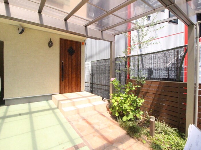 物件外観写真4　(エントランス部分)