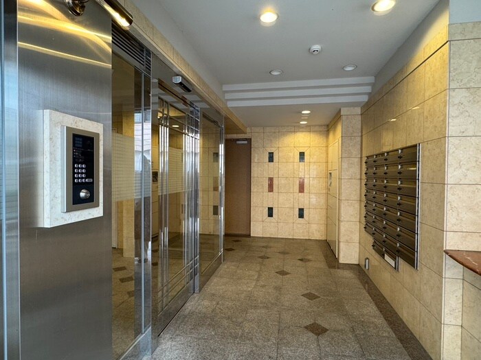 物件外観写真3　(エントランス部分)