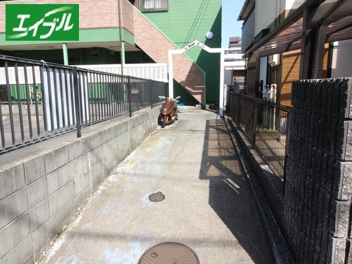 物件外観写真3　(エントランス部分)