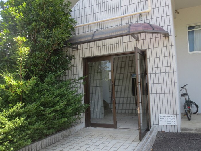物件外観写真3　(エントランス部分)