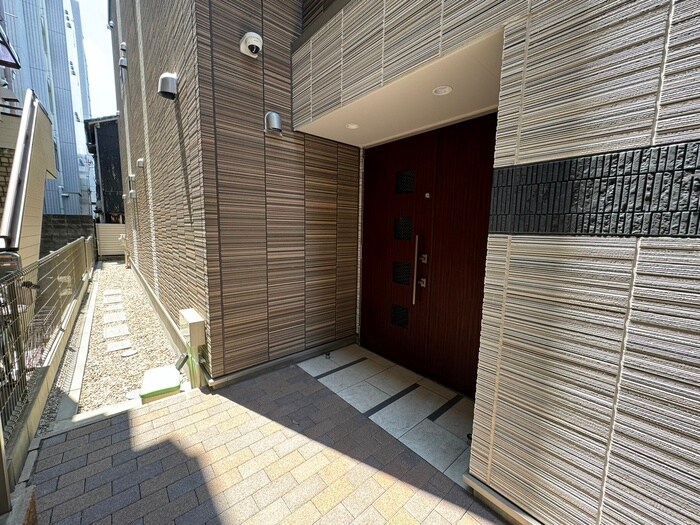 物件外観写真2　(エントランス部分)
