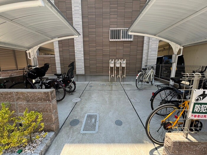 物件外観写真3　(駐輪場)