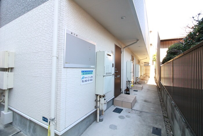 物件外観写真4　(エントランス部分)