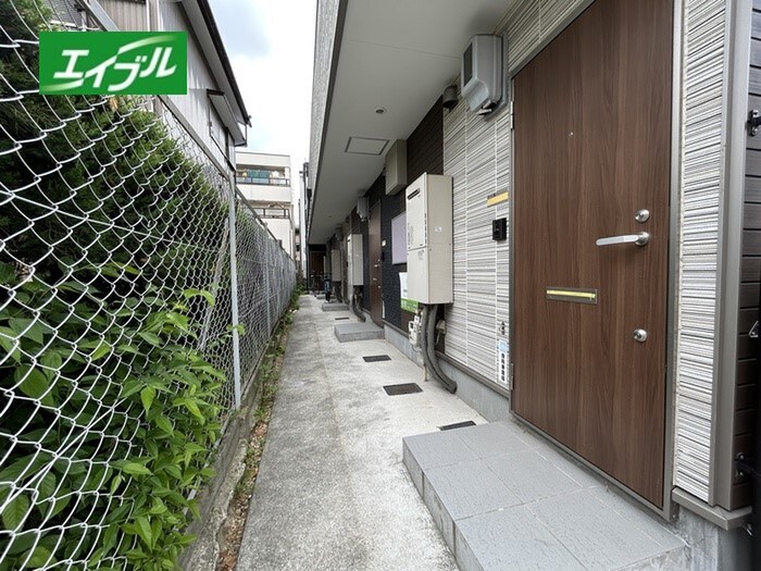 物件外観写真2　(エントランス部分)