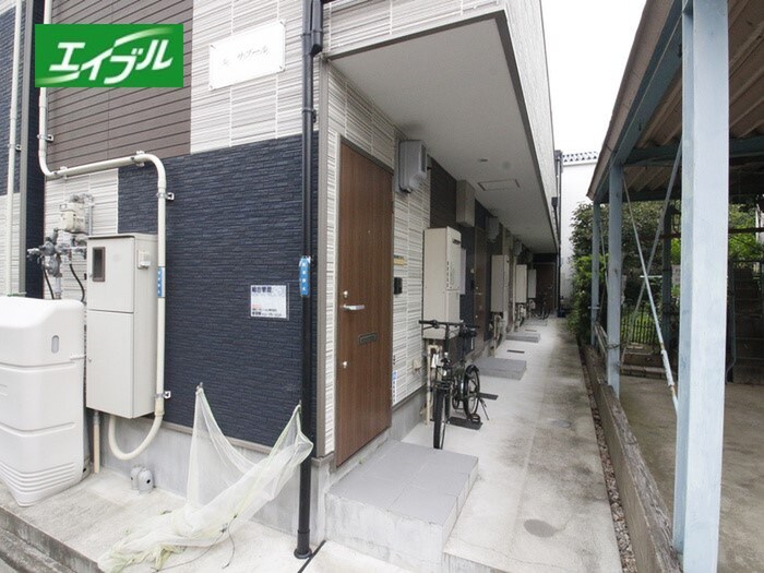 物件外観写真2　(エントランス部分)