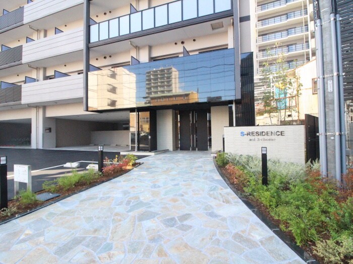 物件外観写真2　(エントランス部分)