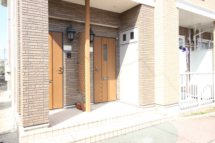 物件外観写真4　(エントランス部分)