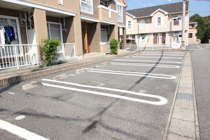 物件外観写真5　(駐車場)