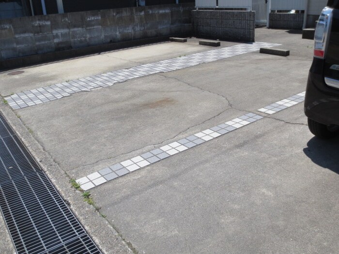 物件外観写真4　(駐車場)