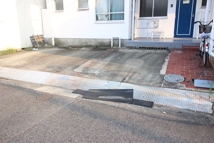 物件外観写真4　(駐車場)