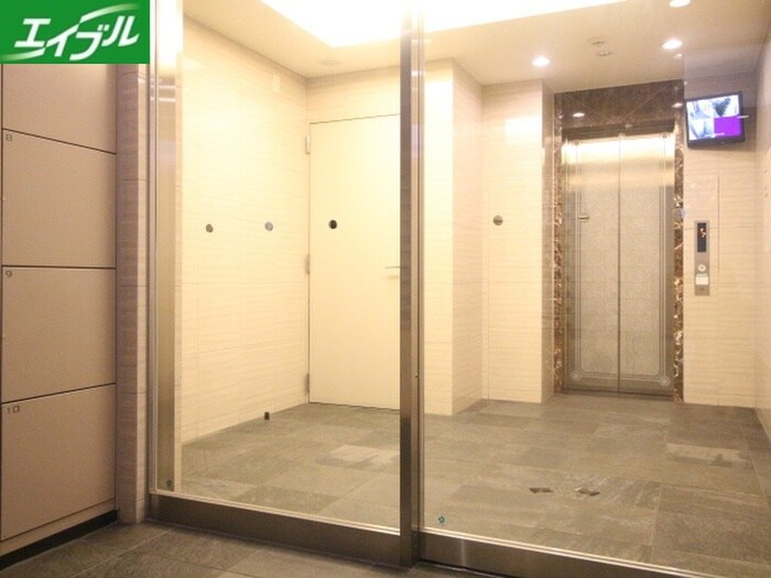 物件外観写真6　(エントランス部分)