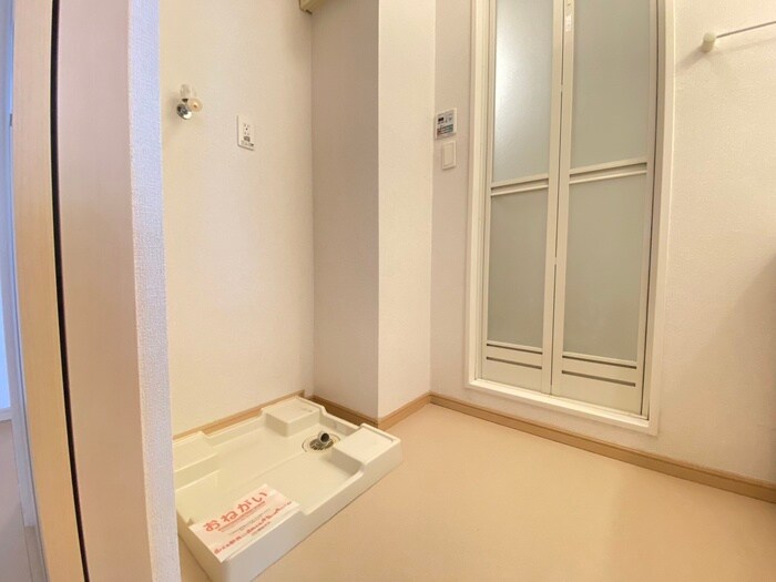 物件内観写真11　(洗濯機置場)