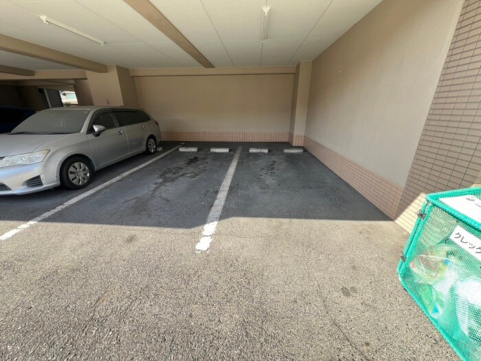 物件外観写真4　(駐車場)
