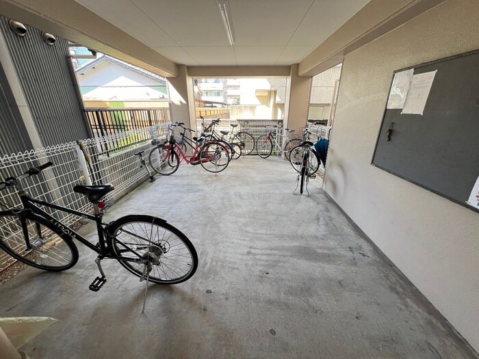物件外観写真5　(駐輪場)