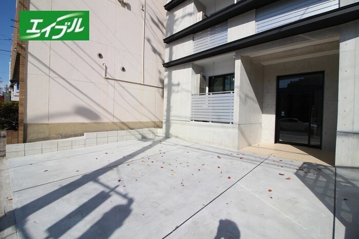 物件外観写真3　(駐車場)