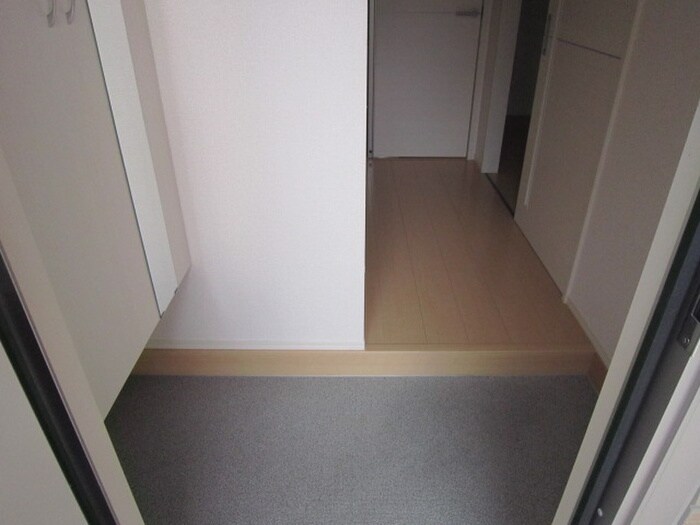 物件内観写真12　(玄関)
