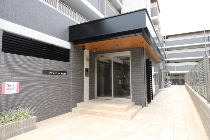 物件外観写真2　(エントランス部分)