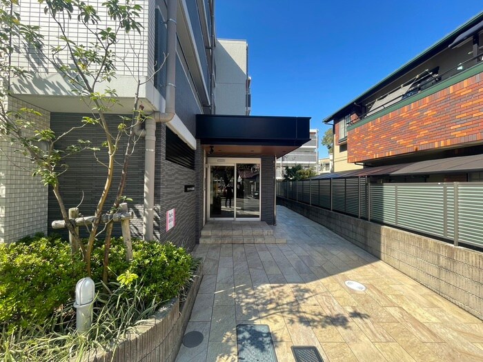 物件外観写真6　(エントランス部分)