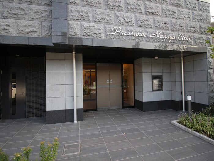 物件外観写真3　(エントランス部分)