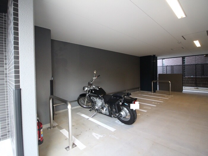 物件外観写真6　(バイク置き場)