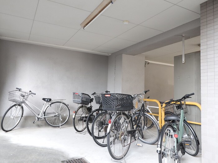 物件外観写真4　(駐輪場)