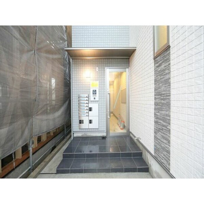 物件外観写真2　(エントランス部分)