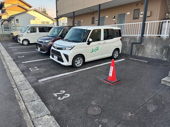 物件外観写真3　(駐車場)