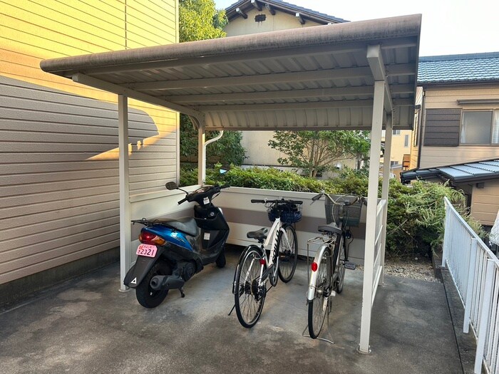 物件外観写真4　(駐輪場)